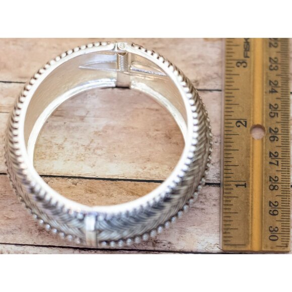 7 inch, Vintage Silver Tone Leaf Patterned Hinge Bangle - XX9 - Picture 3 of 3